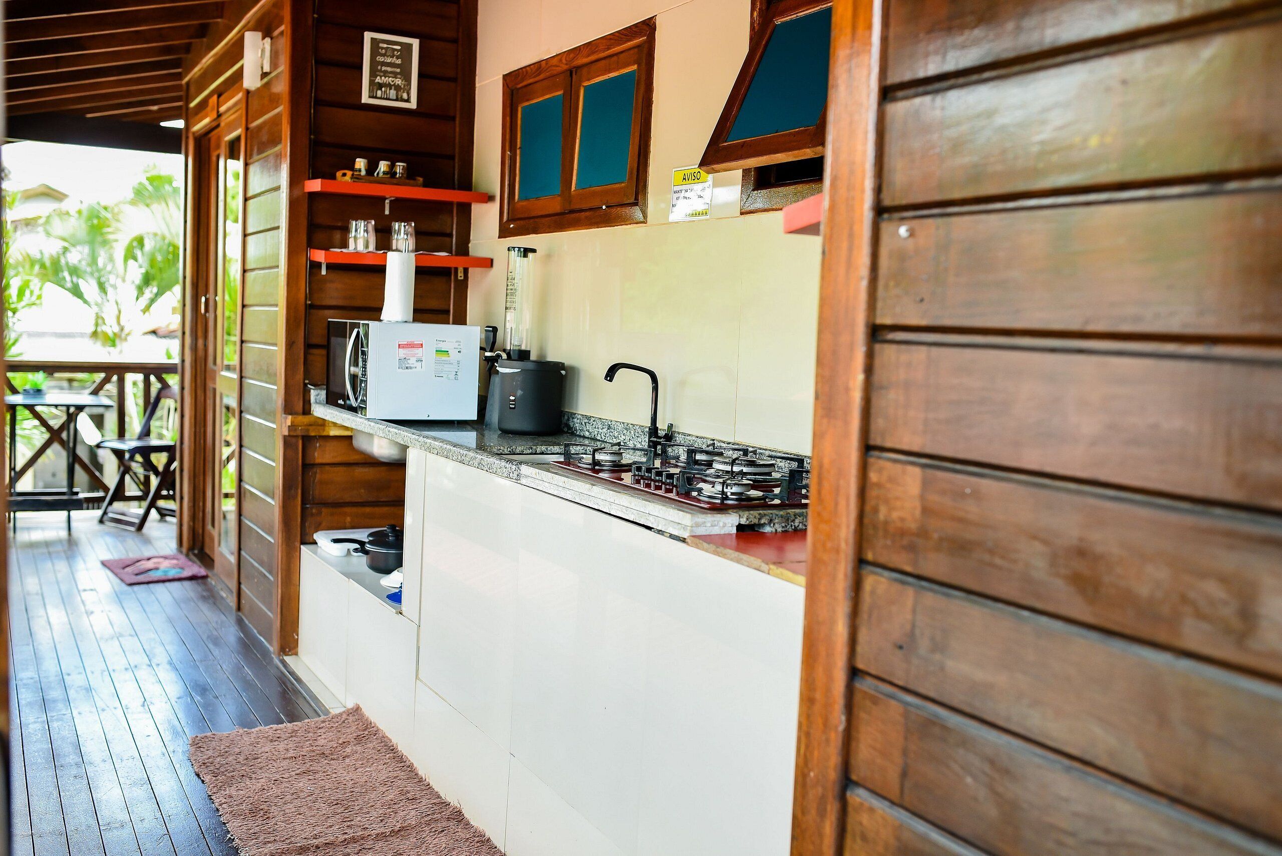 Placa de cocina, tostadora, utensilios de cocina, especias