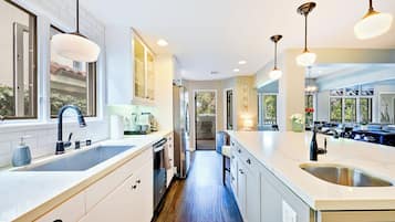 冰箱、微波炉、烤箱、炉灶