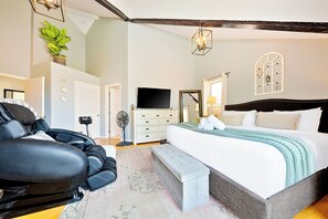 5 bedrooms, desk, iron/ironing board, free WiFi - La Jolla Beach House. 2 Minute Walk to the Beach! (San Diego)