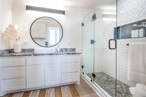 Douche, sĂšche-cheveux, serviettes fournies, savon