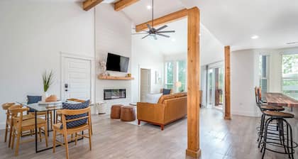 Lakeside Retreat – 6BR, Huge Backyard, Private Sandy Beach Access!