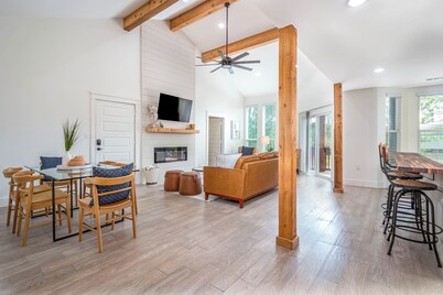 Lakeside Retreat – 6BR, Huge Backyard, Private Sandy Beach Access!