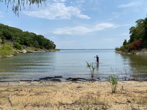 Beach - Lakeside Retreat – 6BR, Huge Backyard, Private Sandy Beach Access! (Denison)