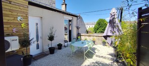 Outdoor dining - Le Jungle, Appartement 35m2 Avec Cour (Tonnerre)