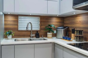 Réfrigérateur, micro-ondes, plaque de cuisson, cafetière/bouilloire