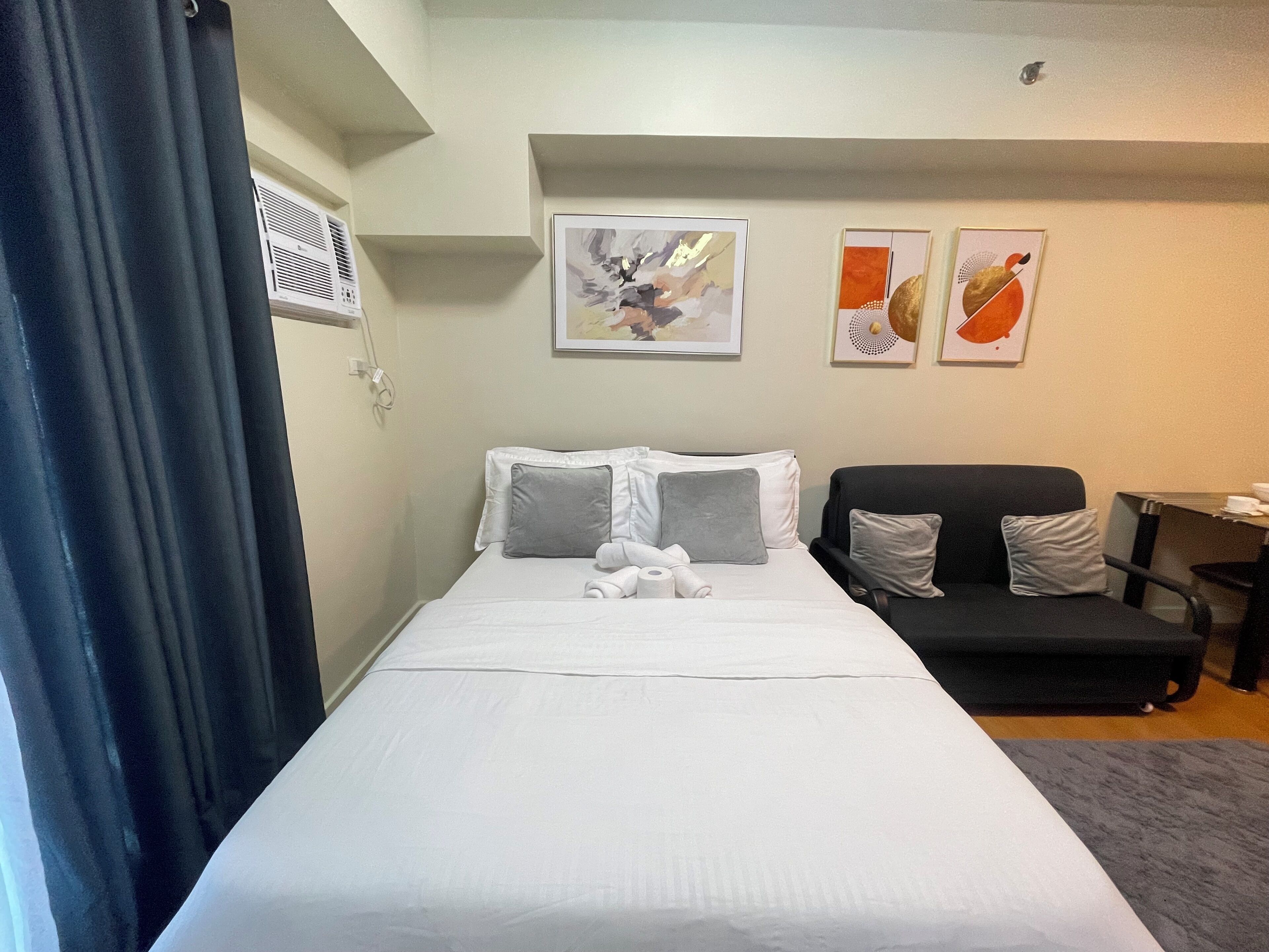 Iron/ironing board, WiFi, bed sheets