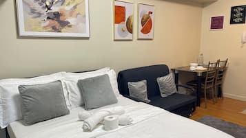 Iron/ironing board, WiFi, bed sheets