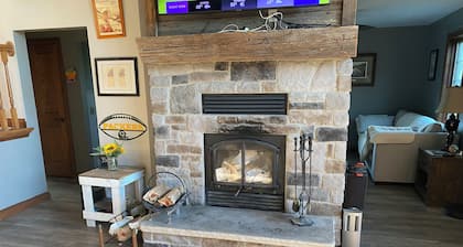 5 Bedroom 5 bath custom home 17 min from Lambeau with hot tub
