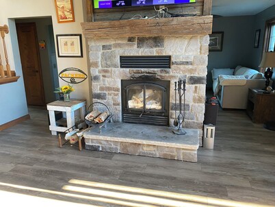 5 Bedroom 5 bath custom home 17 min from Lambeau with hot tub
