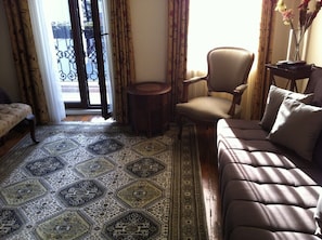 1 habitación, escritorio y espacio para trabajar con laptop