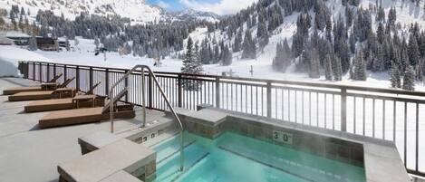 Lämmitetty uima-allas