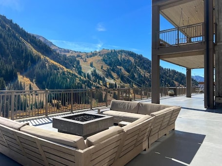 テラス / パティオ. Mountain View Resort with Lux Spa and Outdoor Pool Warmth