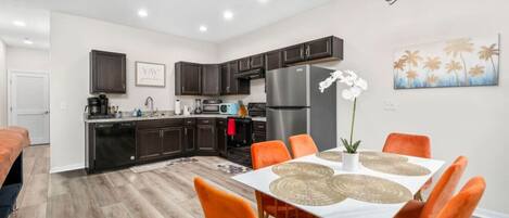 Frigorífico, microondas, horno y placa de cocina