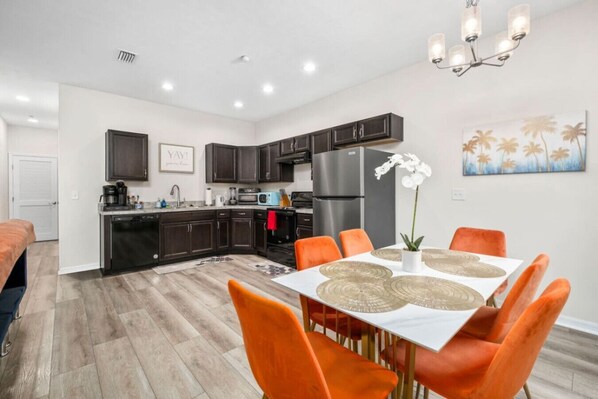 冷蔵庫、電子レンジ、オーブン、コンロ