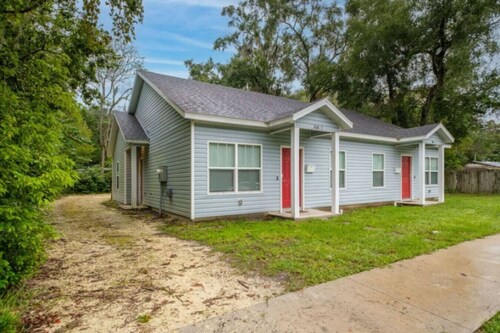Beautiful Home | Walk to UF | Newly built
