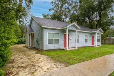 Beautiful Home | Walk to UF | Newly built