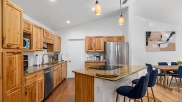 Een koelkast, een magnetron, een oven, een kookplaat