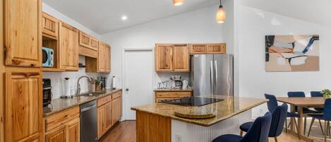 ثلاجة، ميكروويف، فرن، موقد طهي مسطح