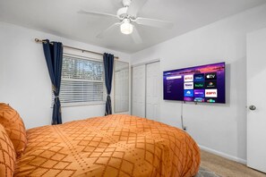 4 habitaciones, escritorio, tabla de planchar con plancha y wifi