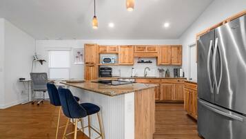 Een koelkast, een magnetron, een oven, een kookplaat