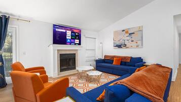 Een televisie en een open haard