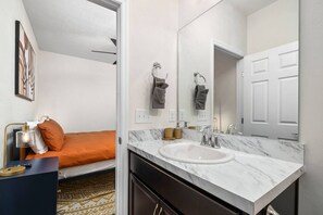 Artículos de tocador gratuitos, secador de pelo, toallas