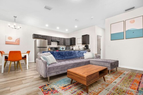 Beautiful Home - Walk to UF - Newly built