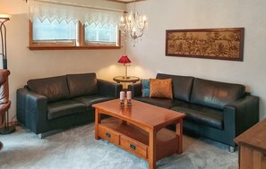 Una televisión, una chimenea