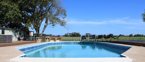Una piscina al aire libre