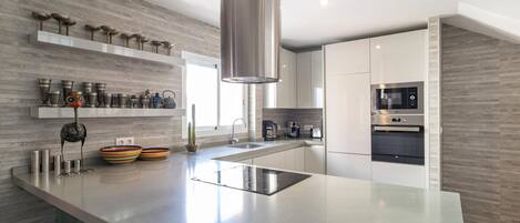 Fridge, oven, stovetop, dishwasher