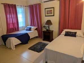 3 habitaciones, tabla de planchar con plancha, wifi y ropa de cama 