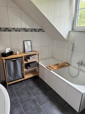 HandtĂŒcher, Seife, Shampoo, Toilettenpapier