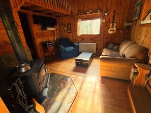 Téléviseur, foyer, lecteur de DVD, livres