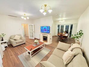 Smart TV, fireplace