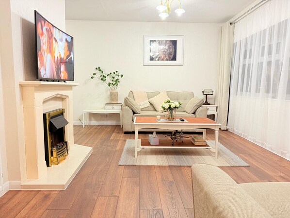 Smart TV, fireplace