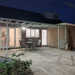 Outdoor dining - Happy Day  in Coventry Next to the University of Warwick (Coventry)