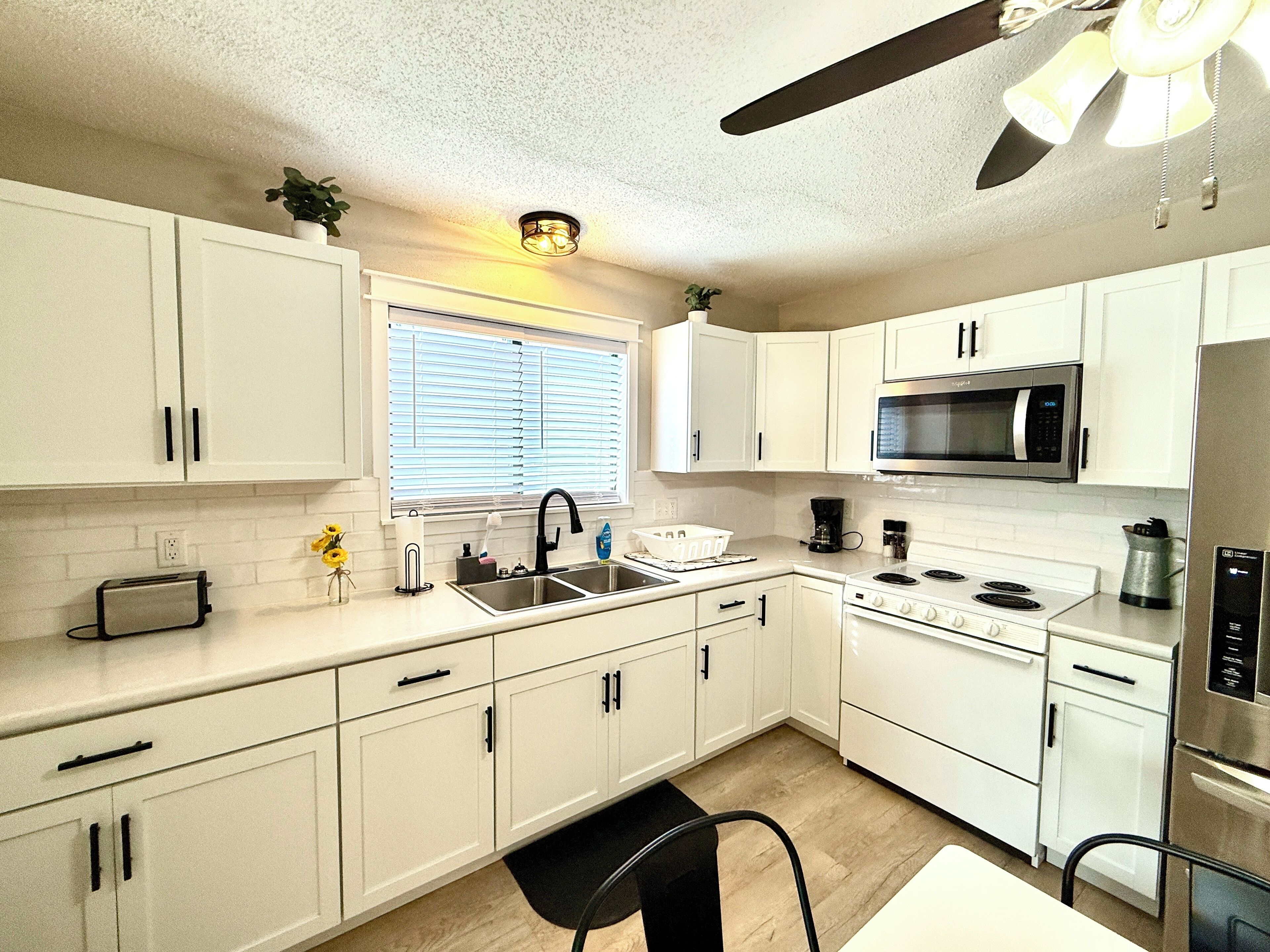 雪櫃、微波爐、焗爐、爐具