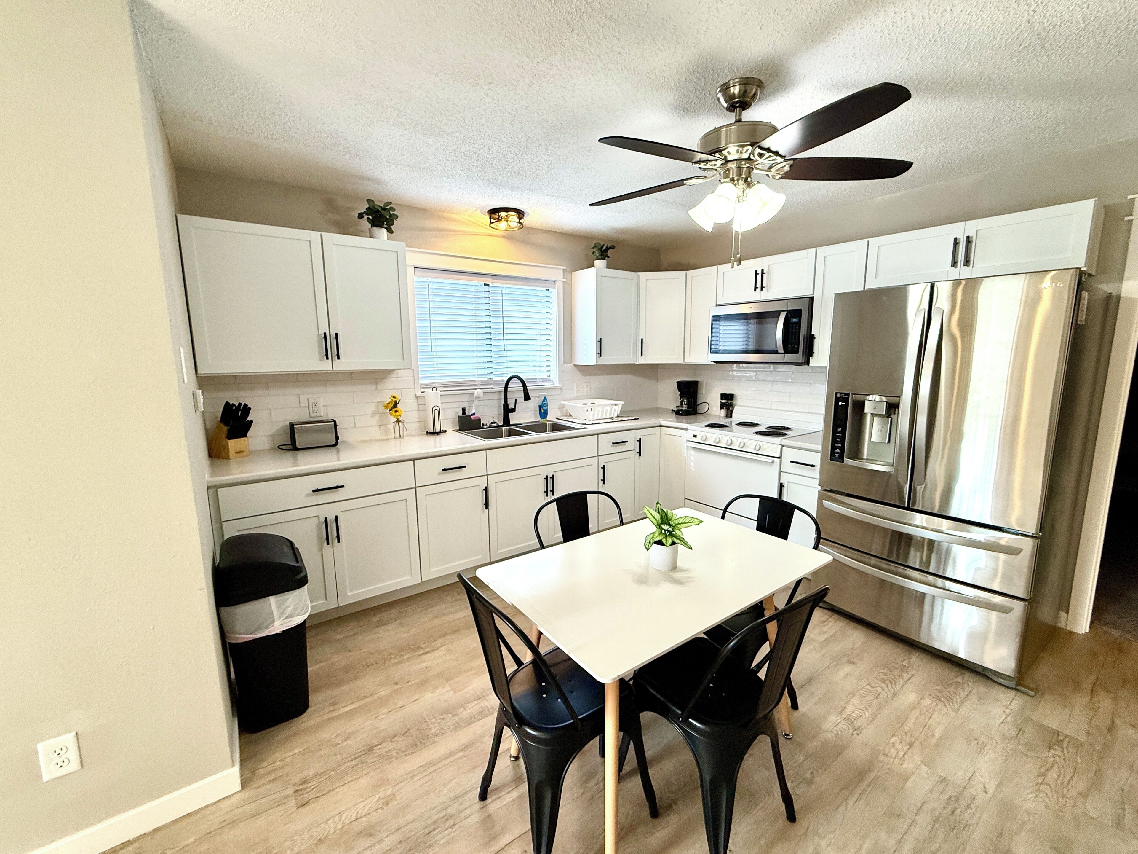 Een koelkast, een microgolfoven, een oven, een kookplaat