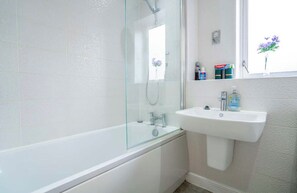 Sèche-cheveux, serviettes fournies, savon, shampoing