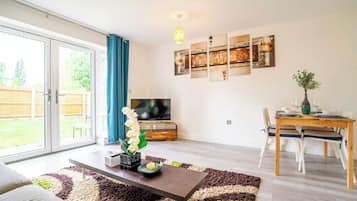 Smart TV, fireplace