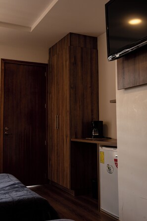 Quarto quádruplo conforto, vista para a cidade | Ferros/tábuas de passar roupa, Wi-Fi de cortesia