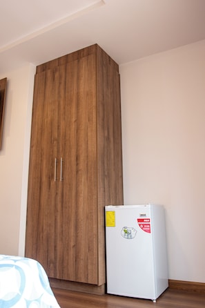 Habitació triple Comfort, balcó, vistes al pati | 1 dormitori, planxa i posts de planxar i wifi gratuïta