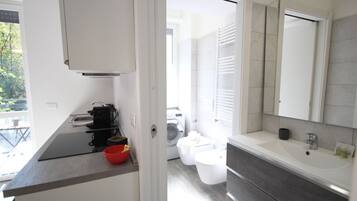 Kühlschrank, Mikrowelle, Ofen, Herdplatte