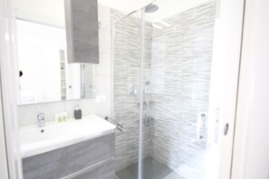 Shower, hair dryer, bidet, towels - Veniero Apartment A (sx) (Milano)