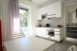 Réfrigérateur, four à micro-ondes, un four, surface de cuisson