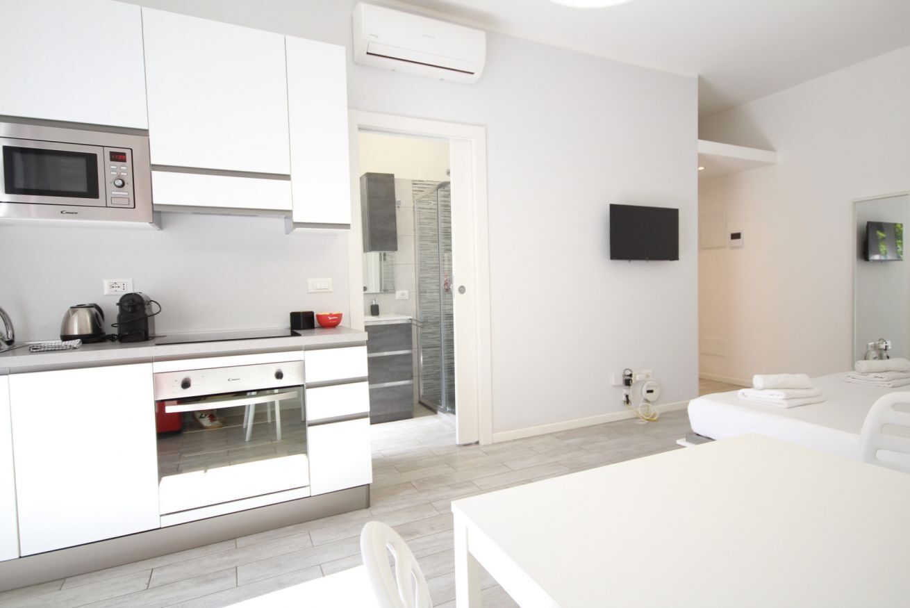 Frigorifero, microonde, forno, piano cottura