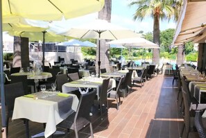 Outdoor dining - Spacious & quiet apt, Sea view A/C gated community with swimming pool  (Villeneuve-Loubet)
