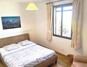 2 bedrooms, free WiFi, bed sheets - Spacious & quiet apt, Sea view A/C gated community with swimming pool  (Villeneuve-Loubet)