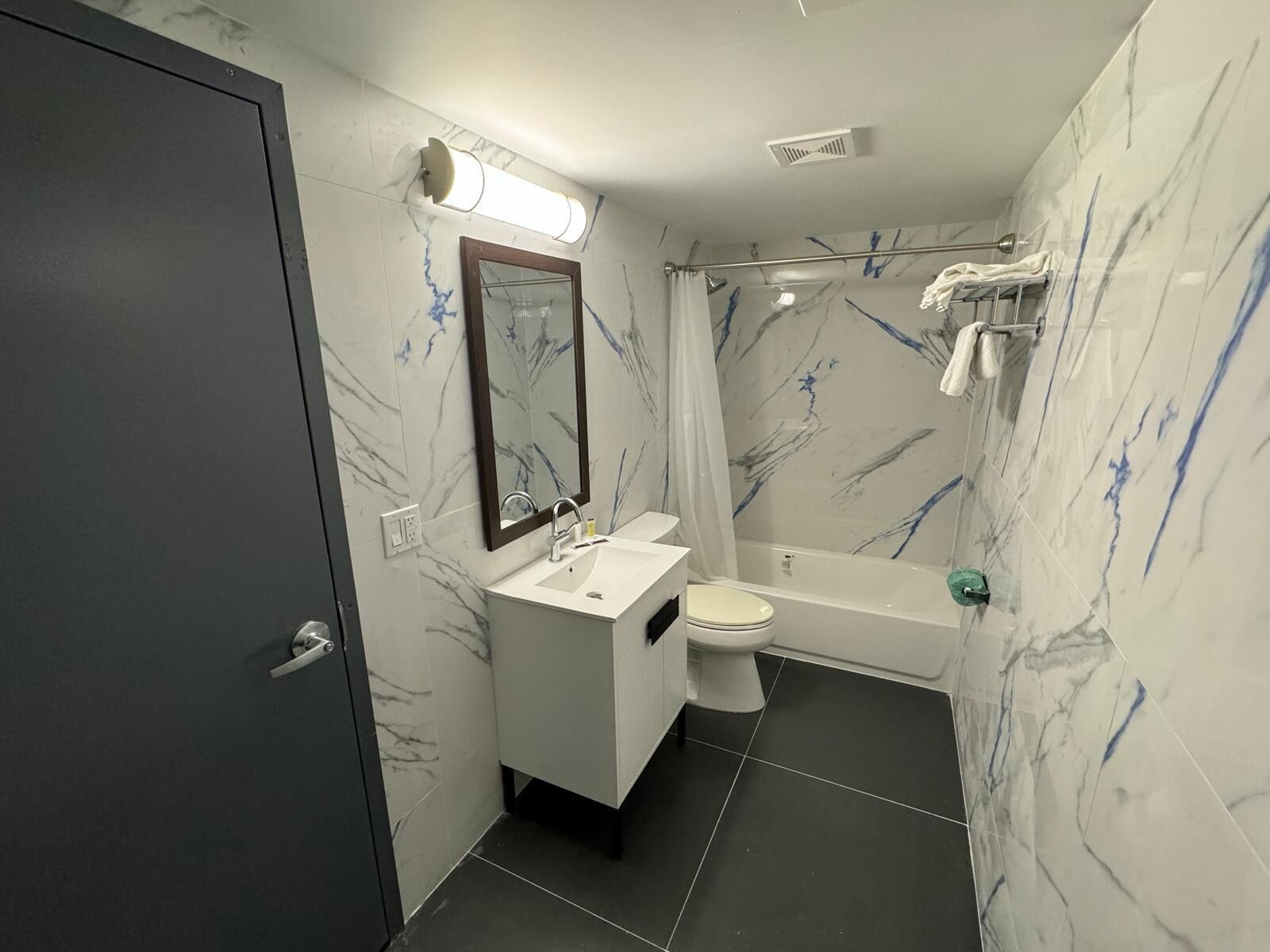 Deluxe-Einzelzimmer | Badezimmer | Kostenlose Toilettenartikel, Handtücher, Seife, Shampoo