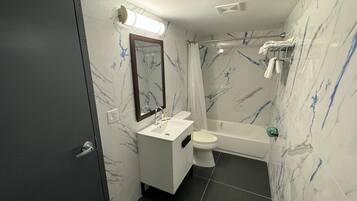 Deluxe-Einzelzimmer | Badezimmer | Kostenlose Toilettenartikel, Handtücher, Seife, Shampoo